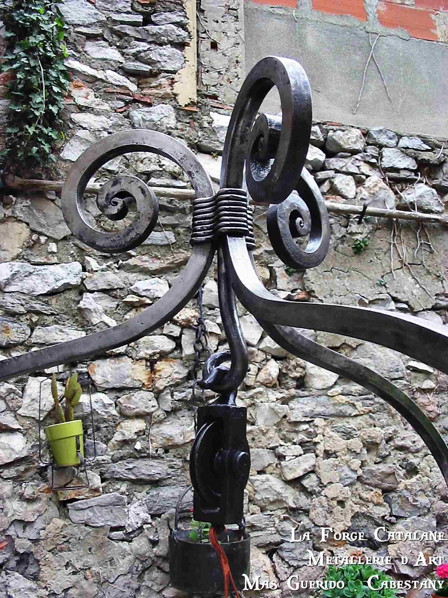 couverture puit ouvrante et palan a corde travail a chaud a la forge forge catalane.jpg